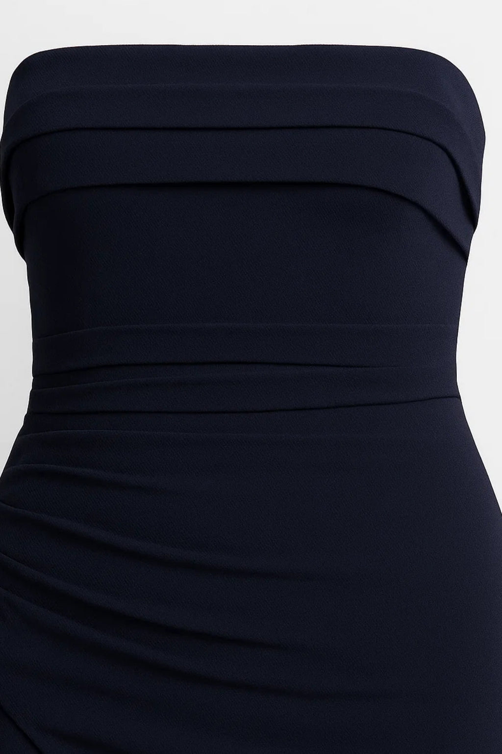 Schulterfreies Abendkleid – Elegante Silhouette mit verführerischem Schlitz