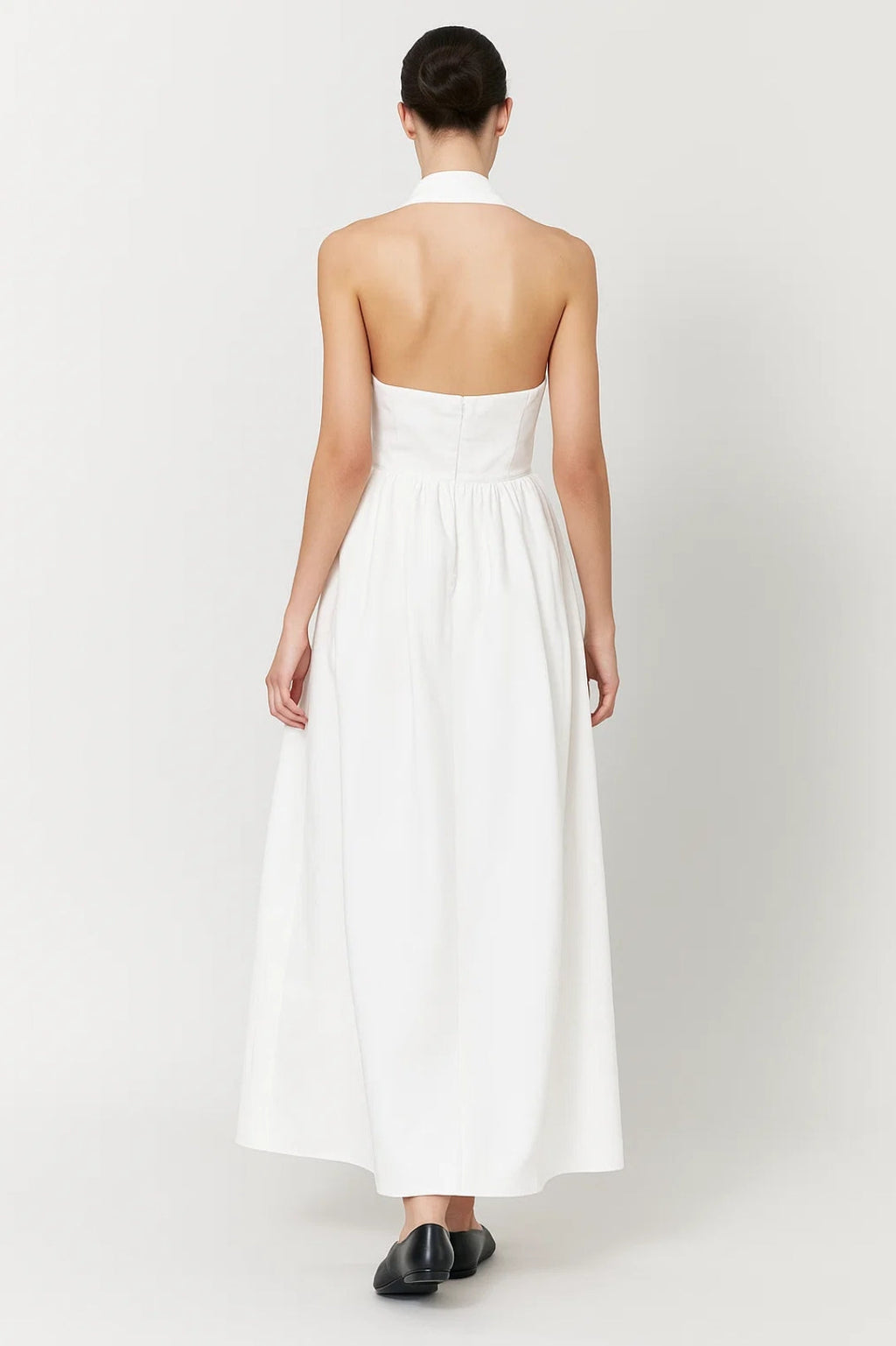 Elegantes Halterkleid – Figurbetontes Oberteil & Ausgestellter Rock