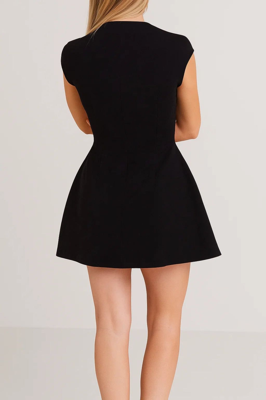 Elegantes Kurzkleid | Figurbetonter Schnitt mit Stehkragen – Müheloser Stil