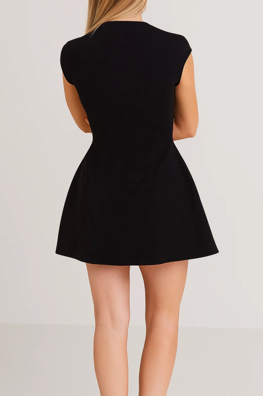 Elegantes Kurzkleid | Figurbetonter Schnitt mit Stehkragen – Müheloser Stil