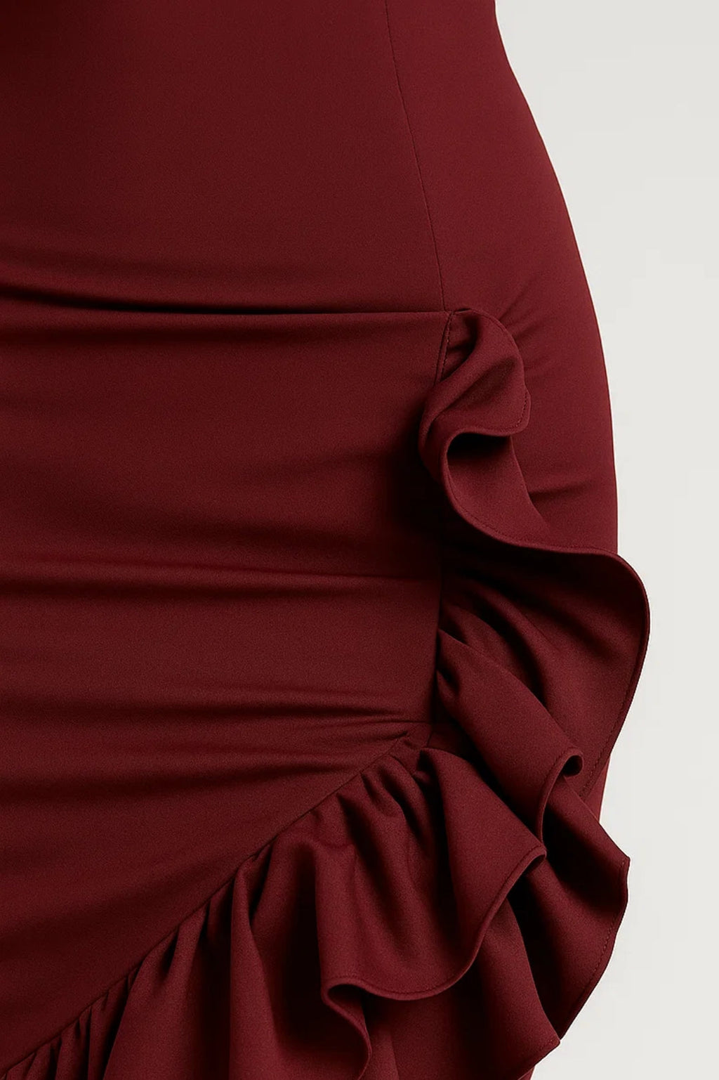 Elegantes Abendkleid – Schulterfrei mit Asymmetrischen Volants für besondere Anlässe