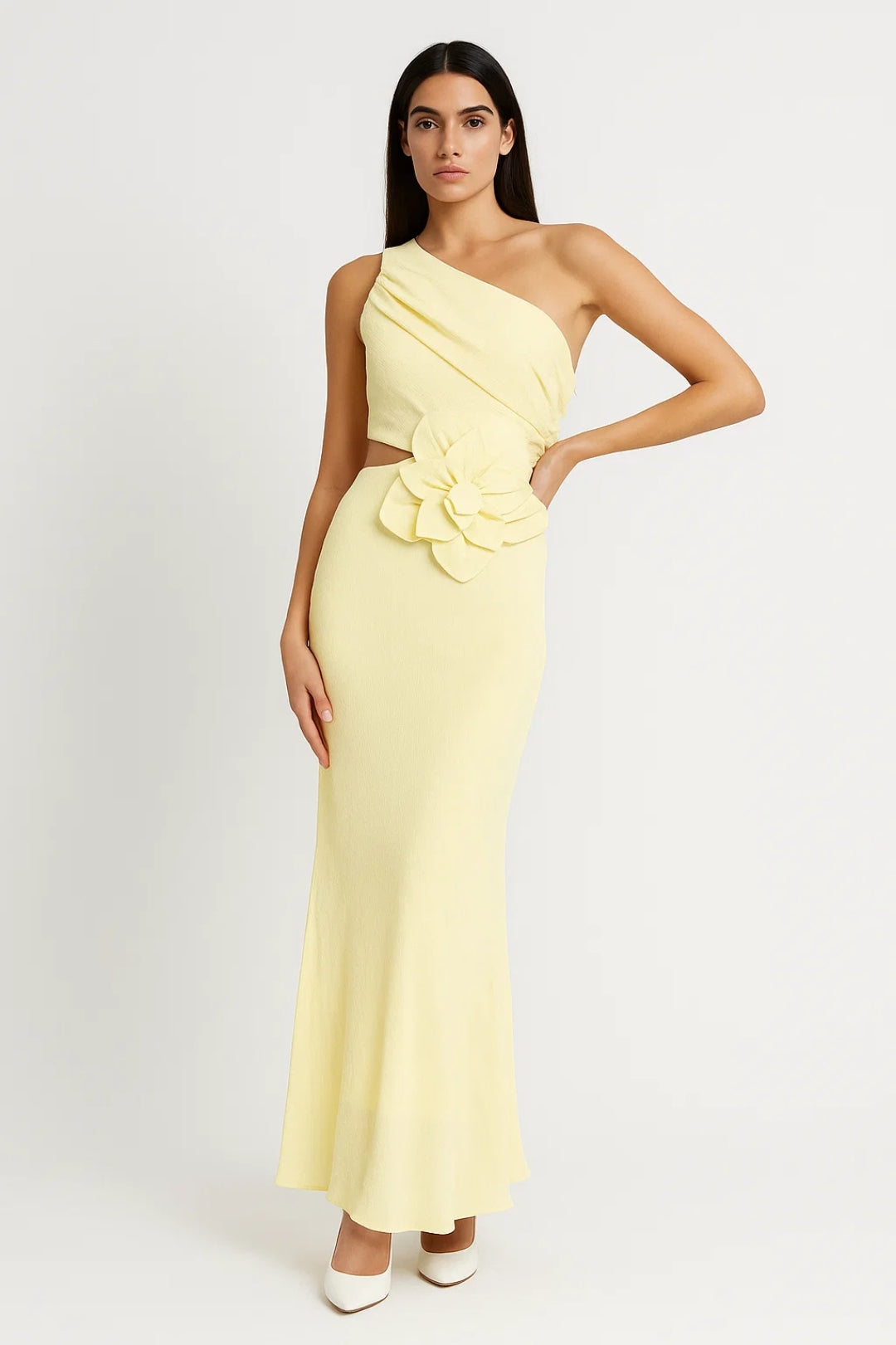 Elegantes Maxikleid | Asymmetrischer Schnitt mit Blütendetail – Mühelos stilvoll