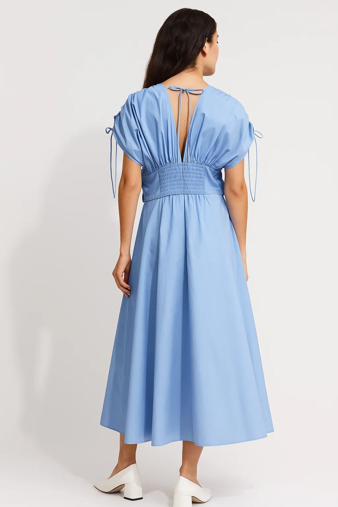 Elegantes Sommerkleid | Blumendetail an der Taille | Mühelos feminin