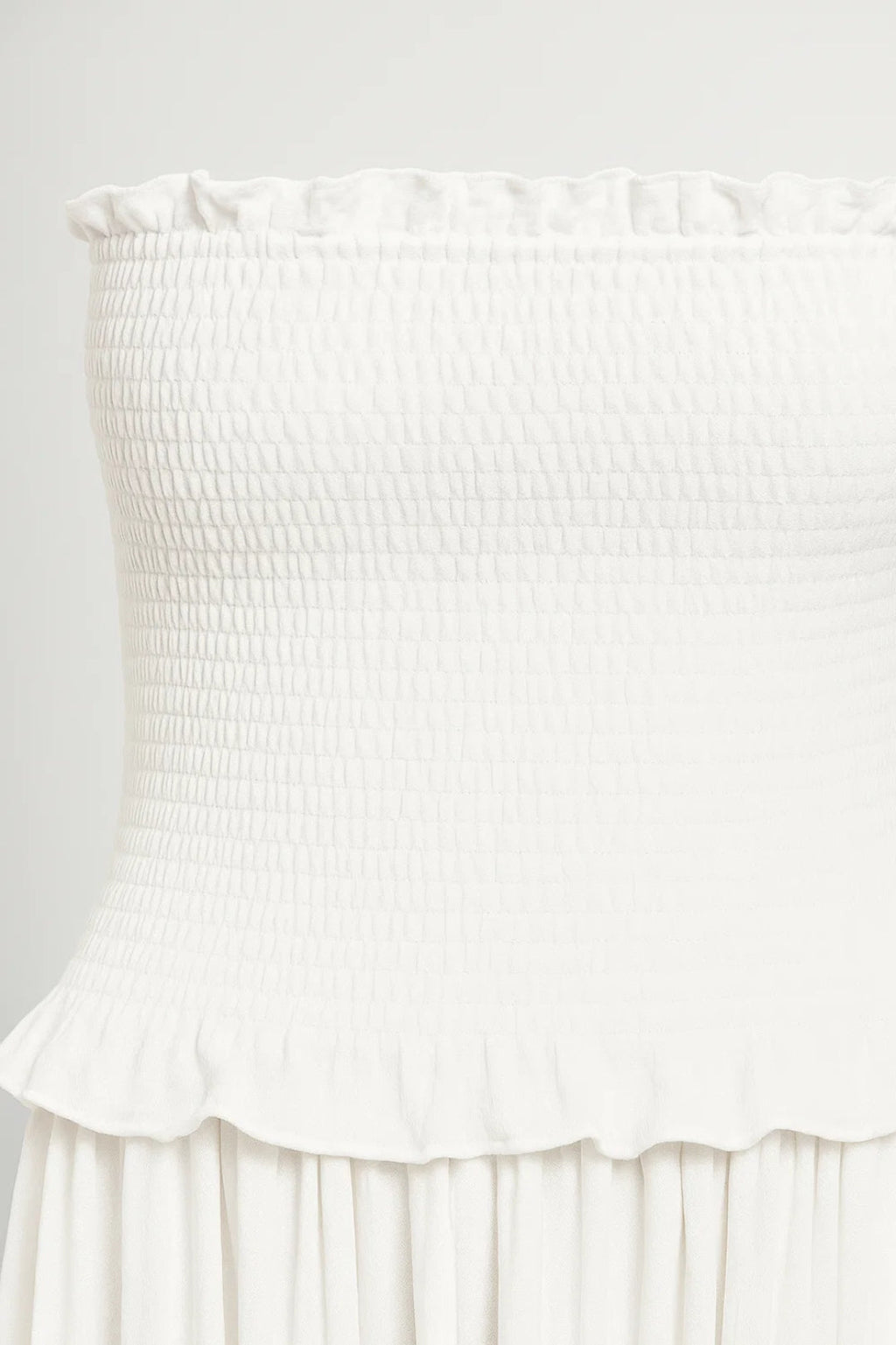 Elegantes Schulterfreies Kleid – Mühelos Leicht für Sommerliche Anlässe