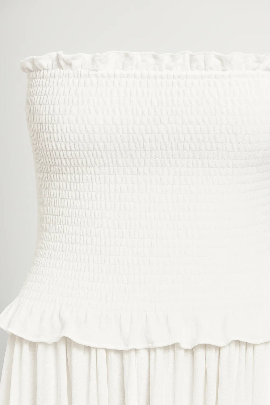 Elegantes Schulterfreies Kleid – Mühelos Leicht für Sommerliche Anlässe