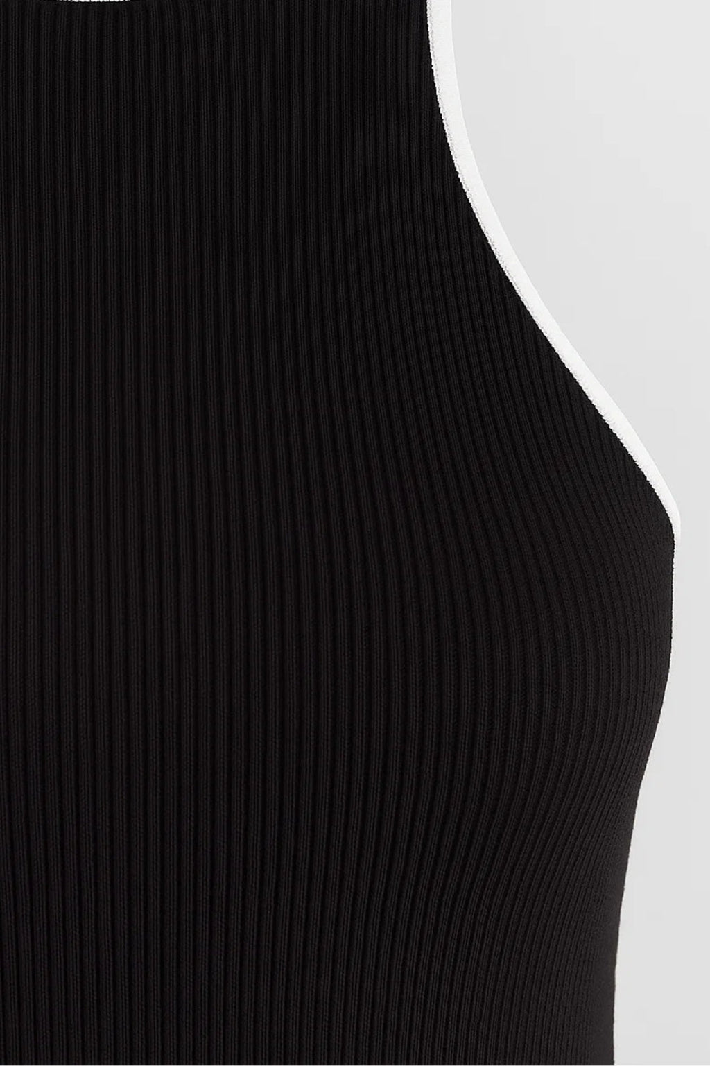 Sportliches Langkleid mit Kontrastdetails – Eleganter, enganliegender Schnitt