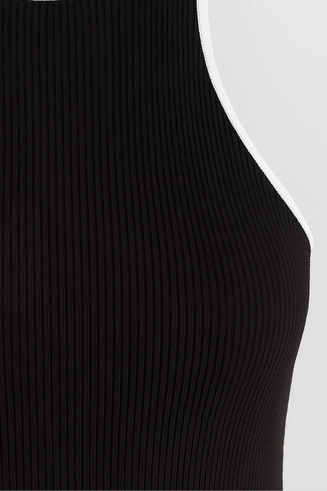 Sportliches Langkleid mit Kontrastdetails – Eleganter, enganliegender Schnitt