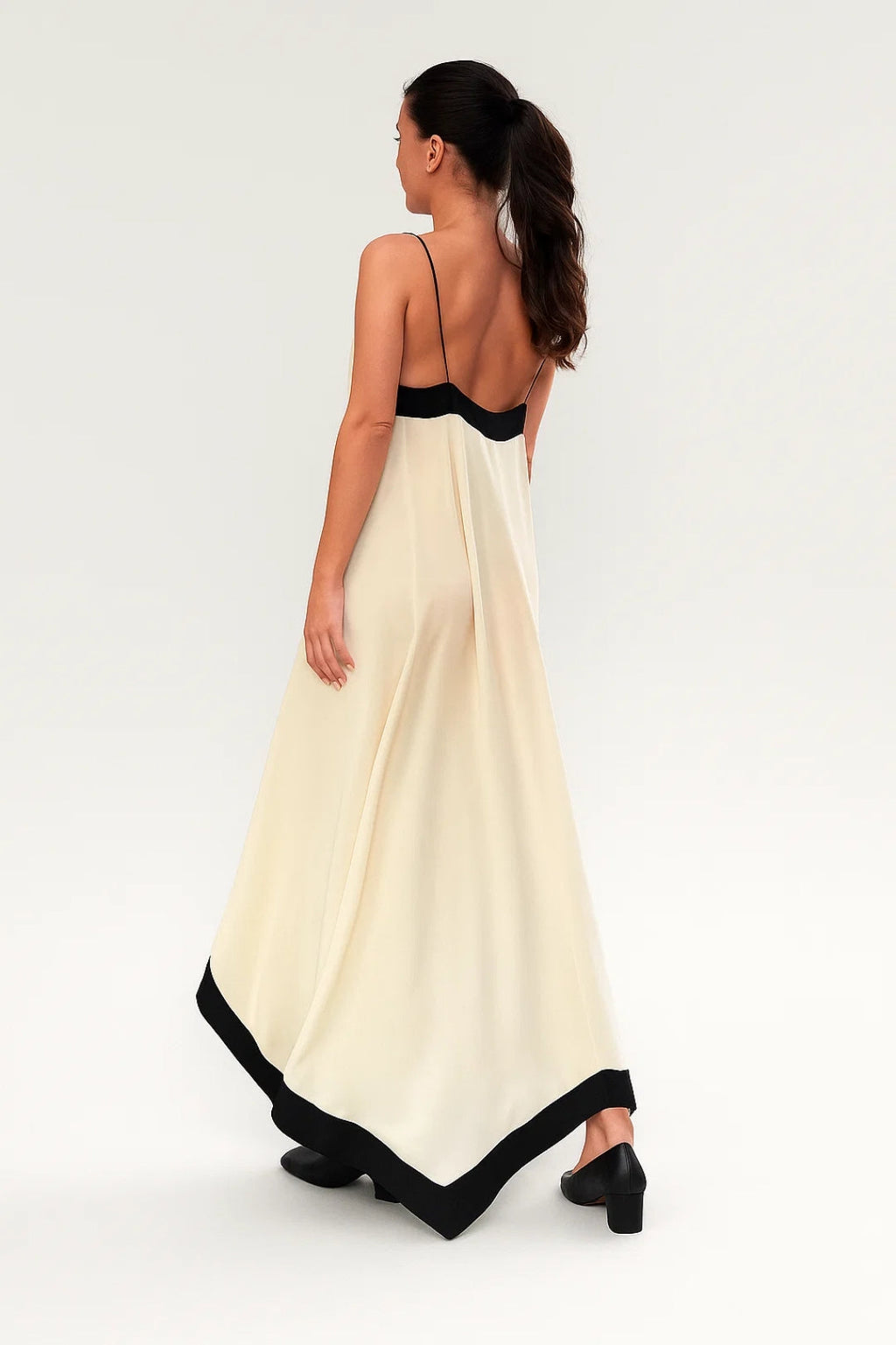 Elegantes Maxikleid | Spaghettiträger mit Kontrastdetails für mühelosen Stil