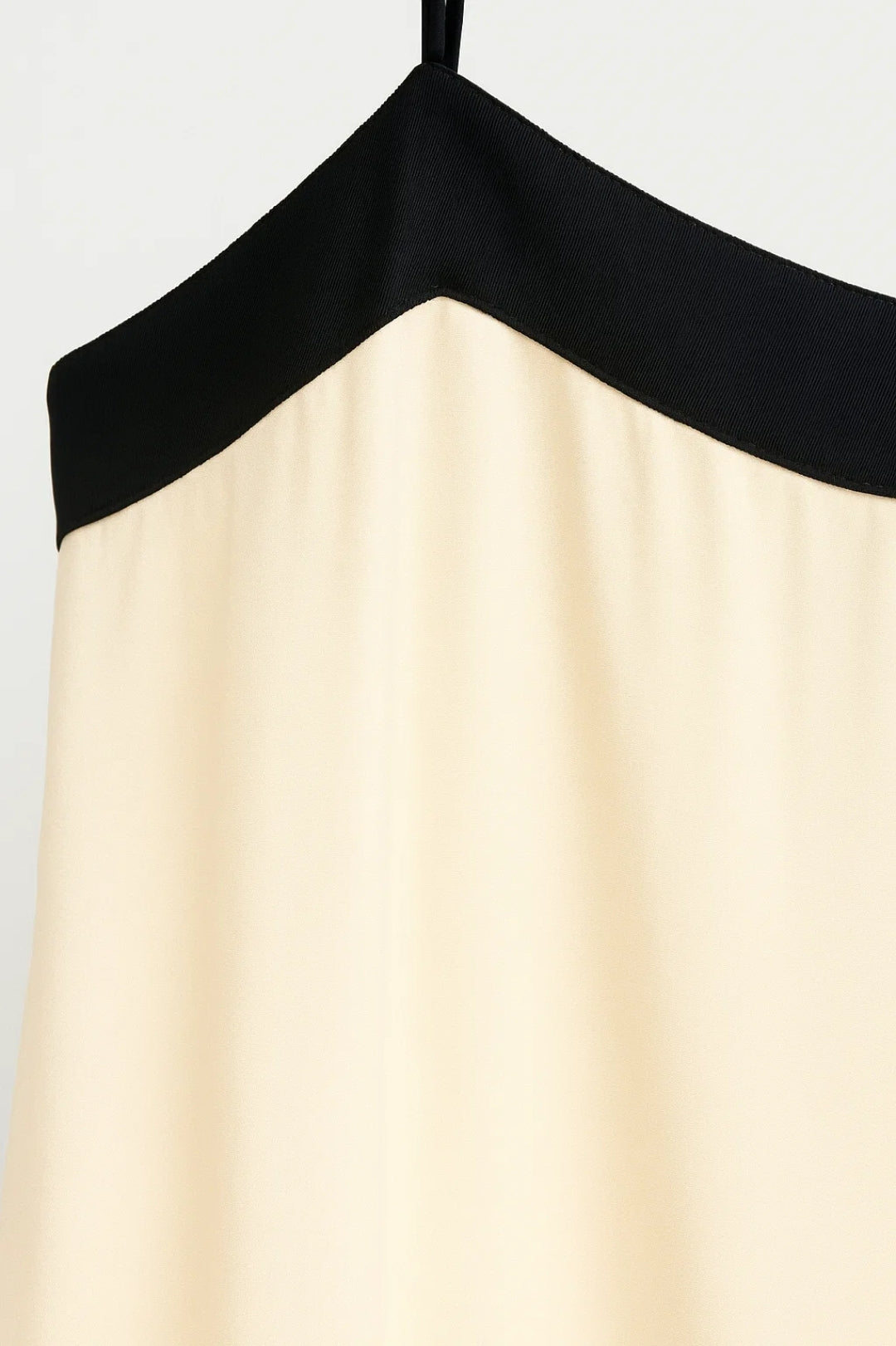 Elegantes Maxikleid | Spaghettiträger mit Kontrastdetails für mühelosen Stil