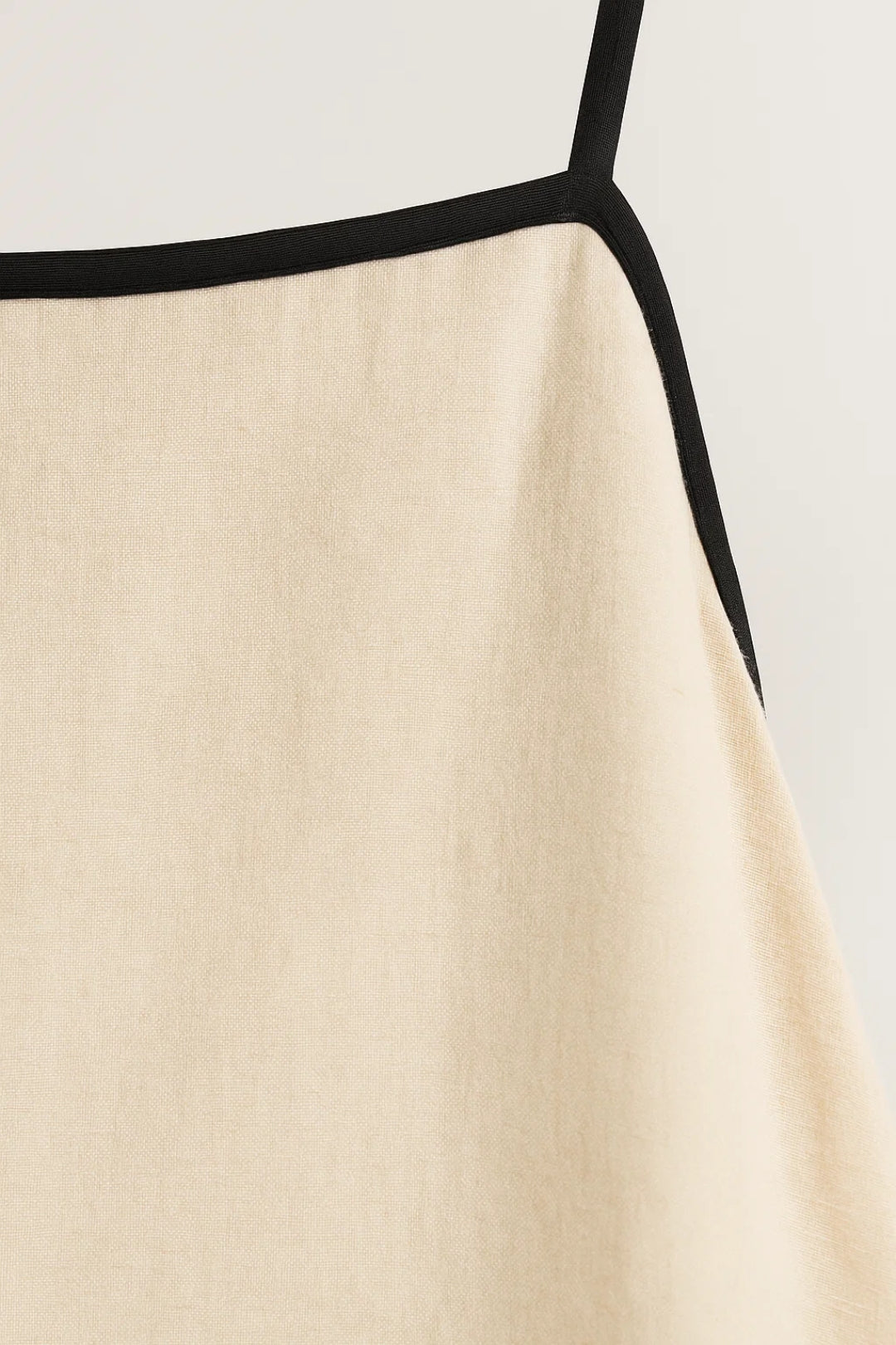 Maxikleid – Mühelos elegante Spaghettiträger mit Kontrastkante