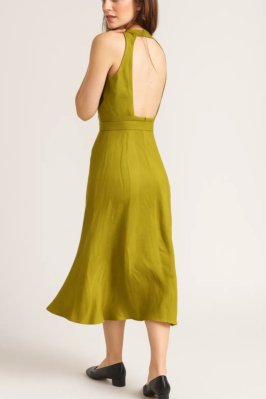 Ärmelloses Midi Kleid – Schlichte Eleganz mit Bindegürtel für jeden Anlass