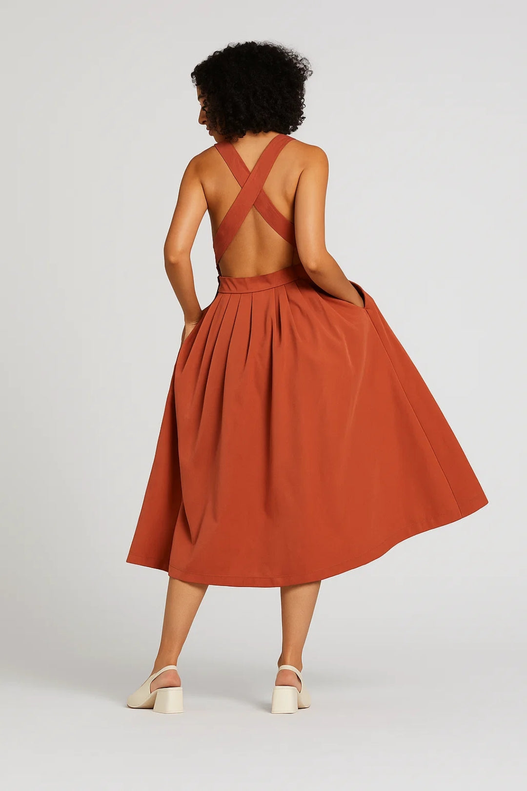 Elegantes Midi Kleid – Ärmellos mit Faltenrock für mühelosen Stil