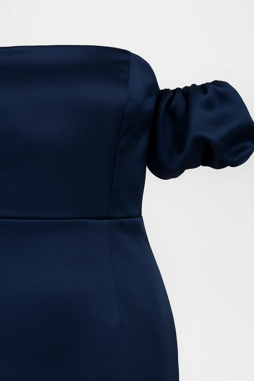 Schulterfreies Midikleid – Elegante Raffinesse mit Puffärmeln