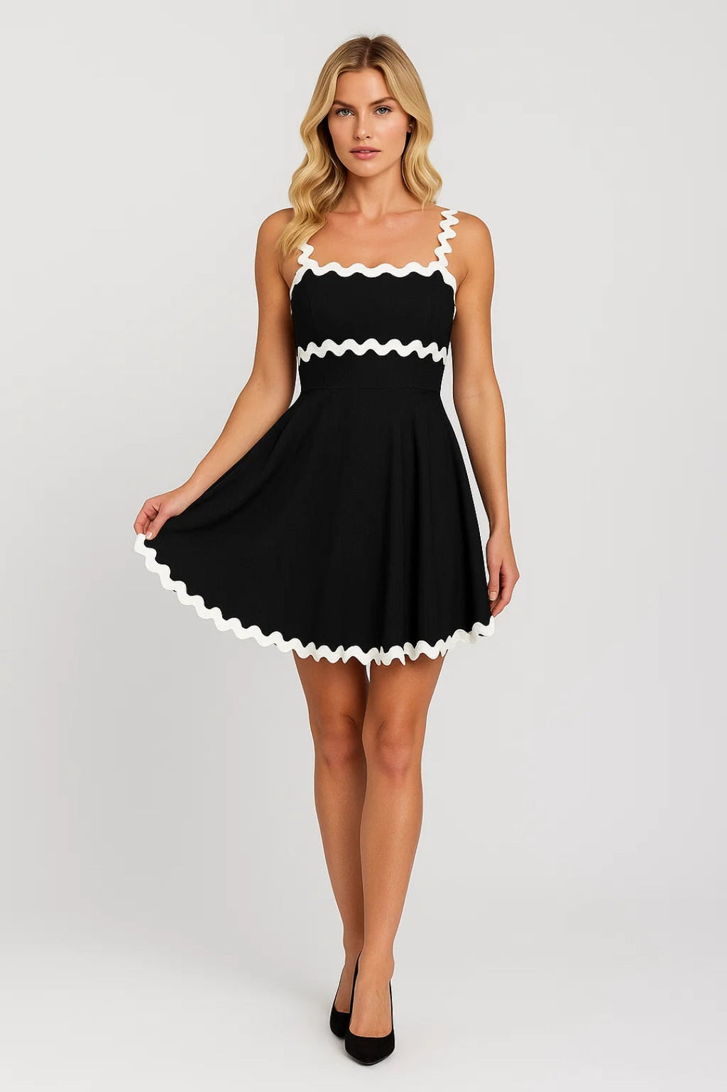 Verspieltes Mini Kleid | Elegante Träger mit Zierborten | Mühelos Chic