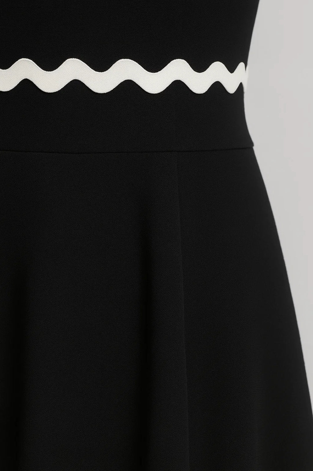 Verspieltes Mini Kleid | Elegante Träger mit Zierborten | Mühelos Chic