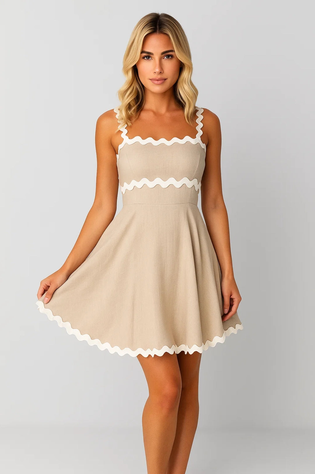 Verspieltes Mini Kleid | Elegante Träger mit Zierborten | Mühelos Chic