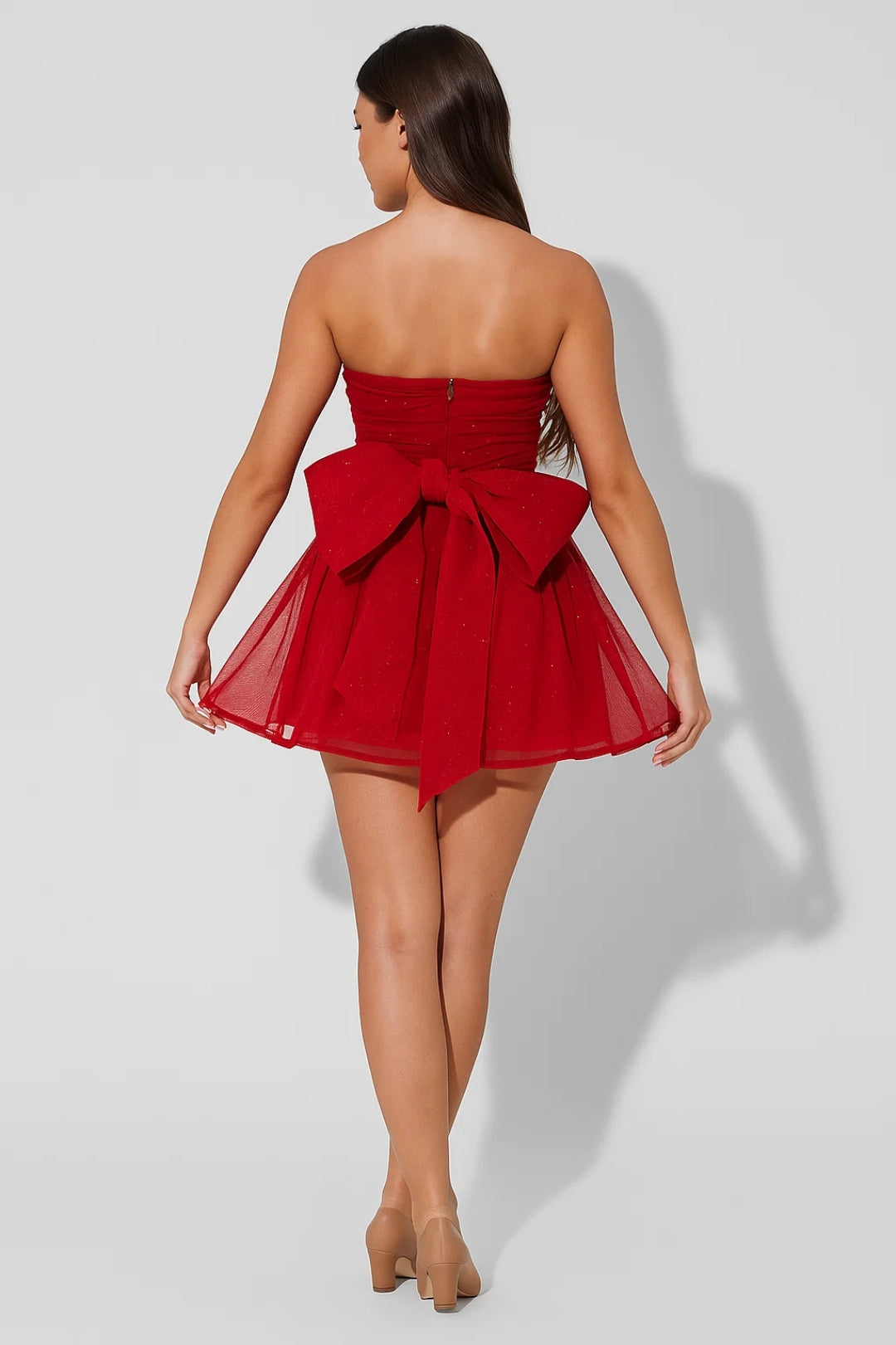 Schulterfreies Minikleid – Verspielt-elegant mit Glanzoptik für besondere Anlässe