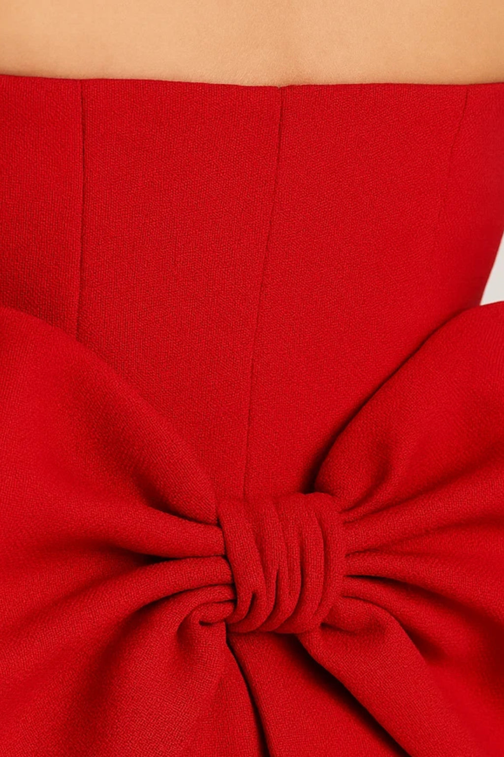 Elegantes Minikleid – Trägerloses Design für Figurbetonung & Stil