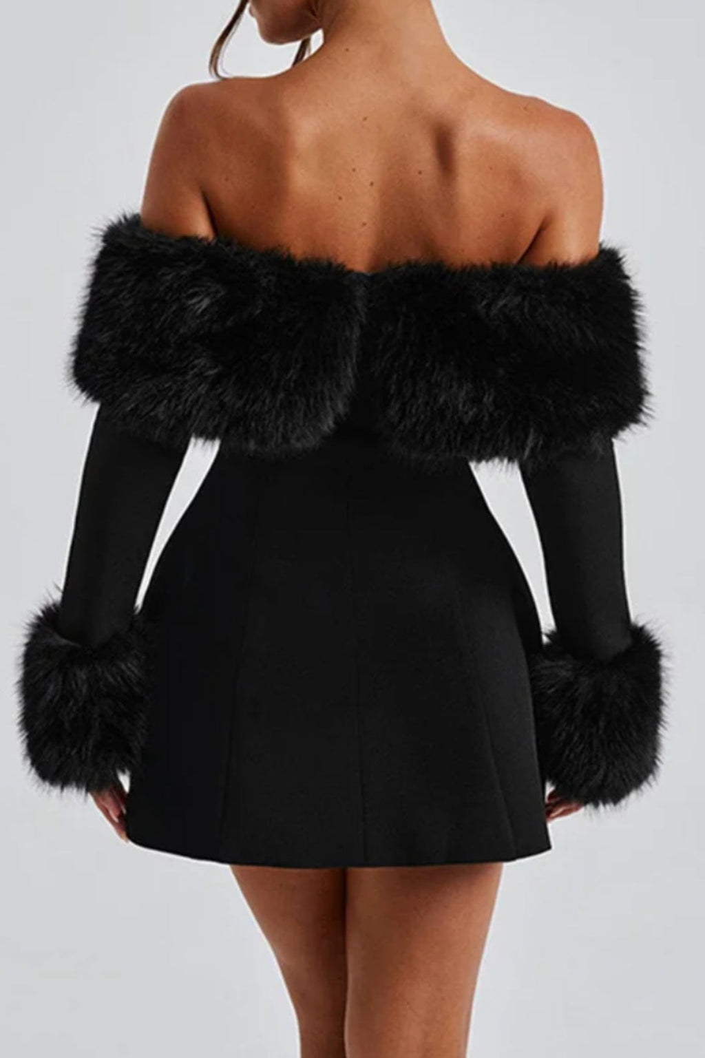 Extravagantes Minikleid | Schulterfrei mit Langarm & Kunstfellbesatz