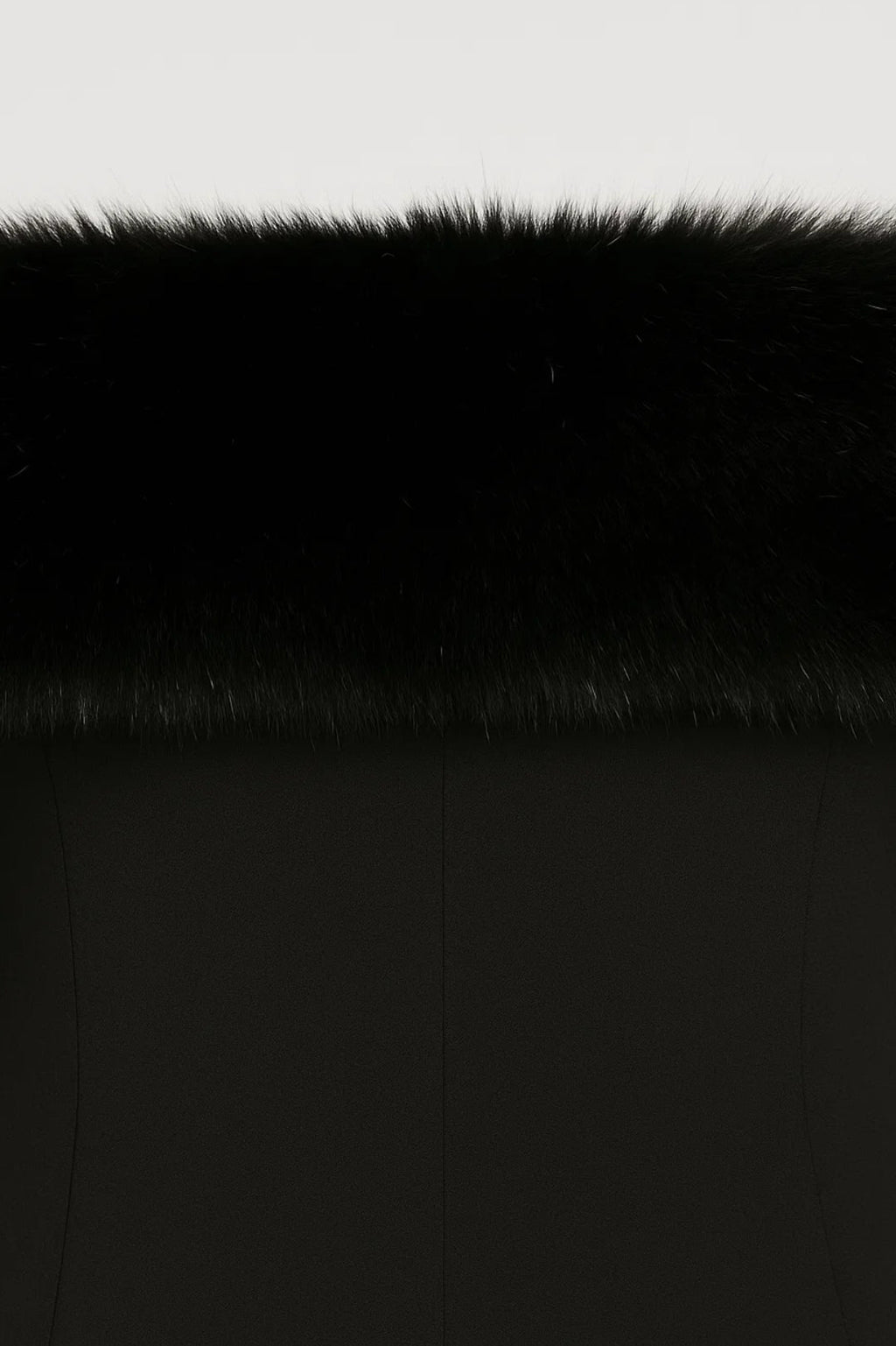 Extravagantes Minikleid | Schulterfrei mit Langarm & Kunstfellbesatz