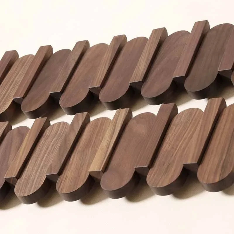 Walnuss-Garderobe mit Haken – Stilvoller und praktischer Stauraum