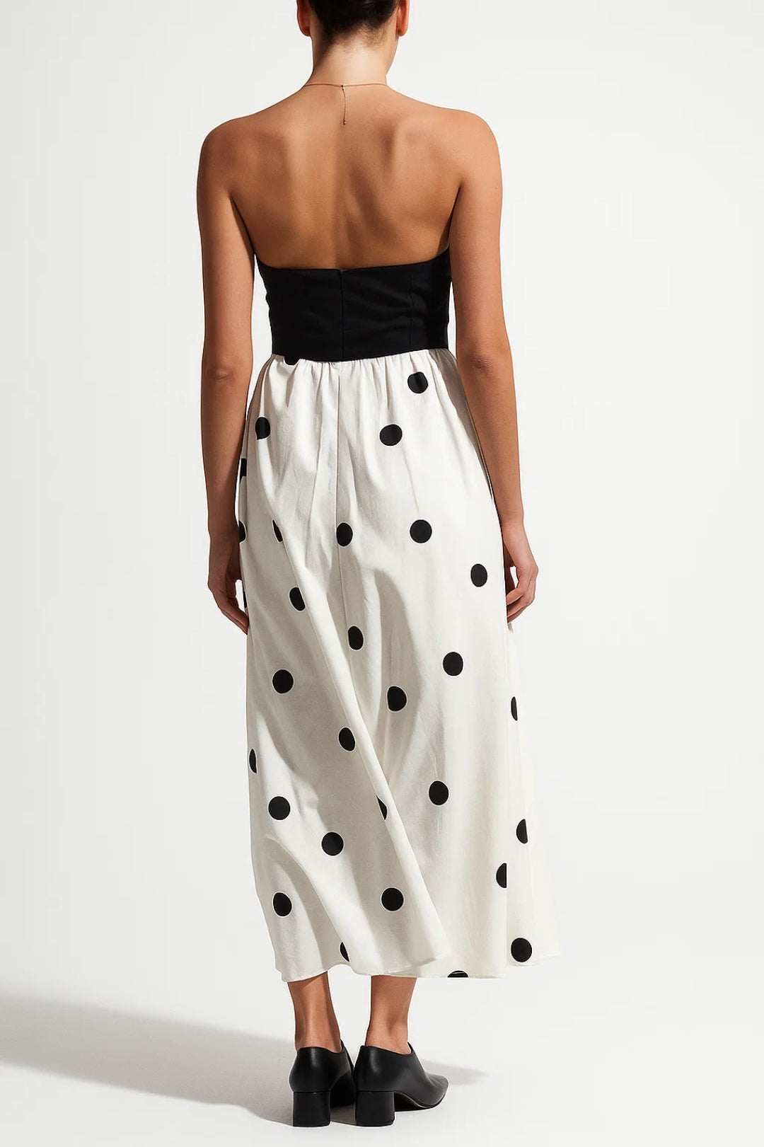 Schulterfreies Kleid – Zeitlose Eleganz mit Gepunktetem Design