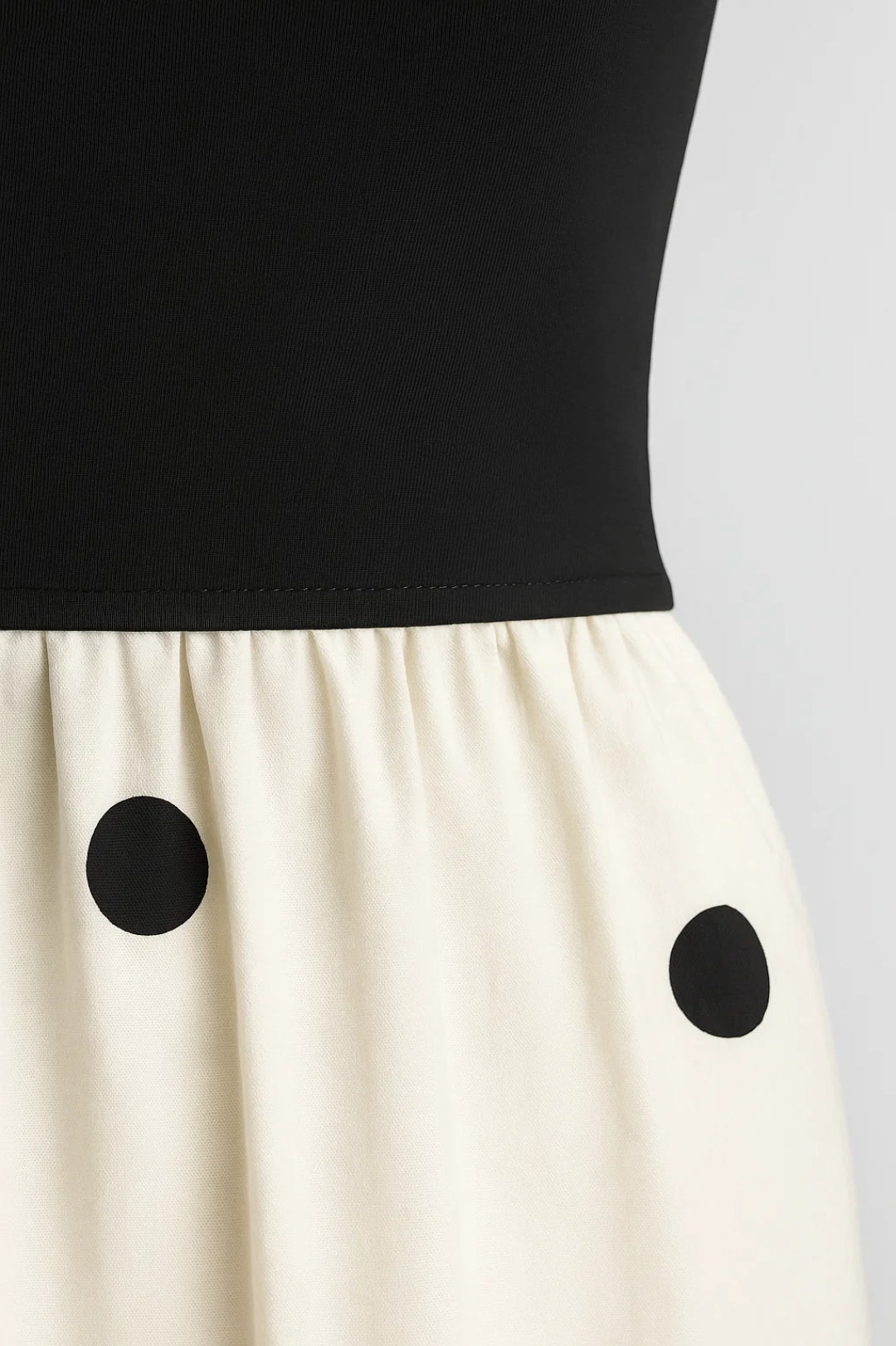 Schulterfreies Kleid – Zeitlose Eleganz mit Gepunktetem Design