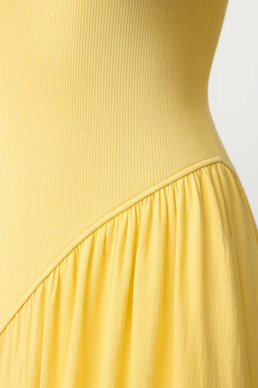 Gemütliches Sommerkleid – Ärmellos mit Racerback für mühelose Eleganz