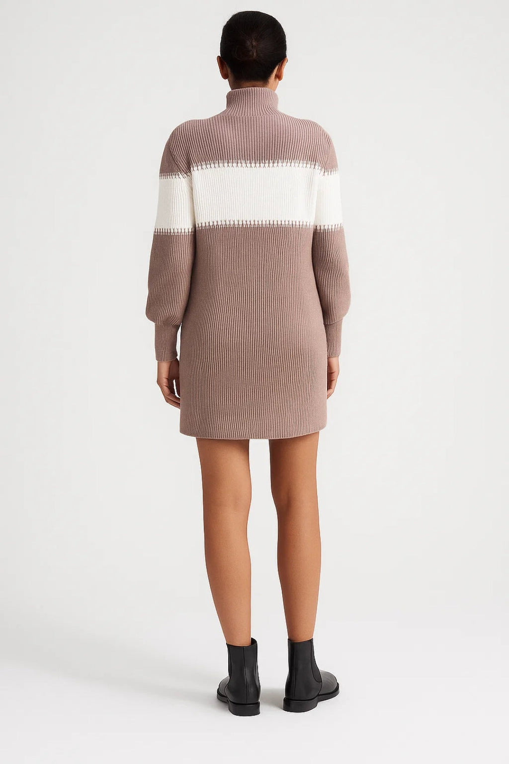 Elegantes Strickkleid mit Bindegürtel – Winterliche Farbblock-Optik