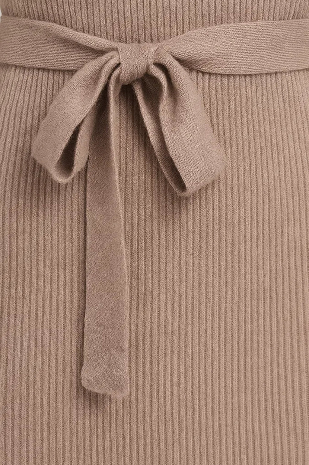 Elegantes Strickkleid mit Bindegürtel – Winterliche Farbblock-Optik