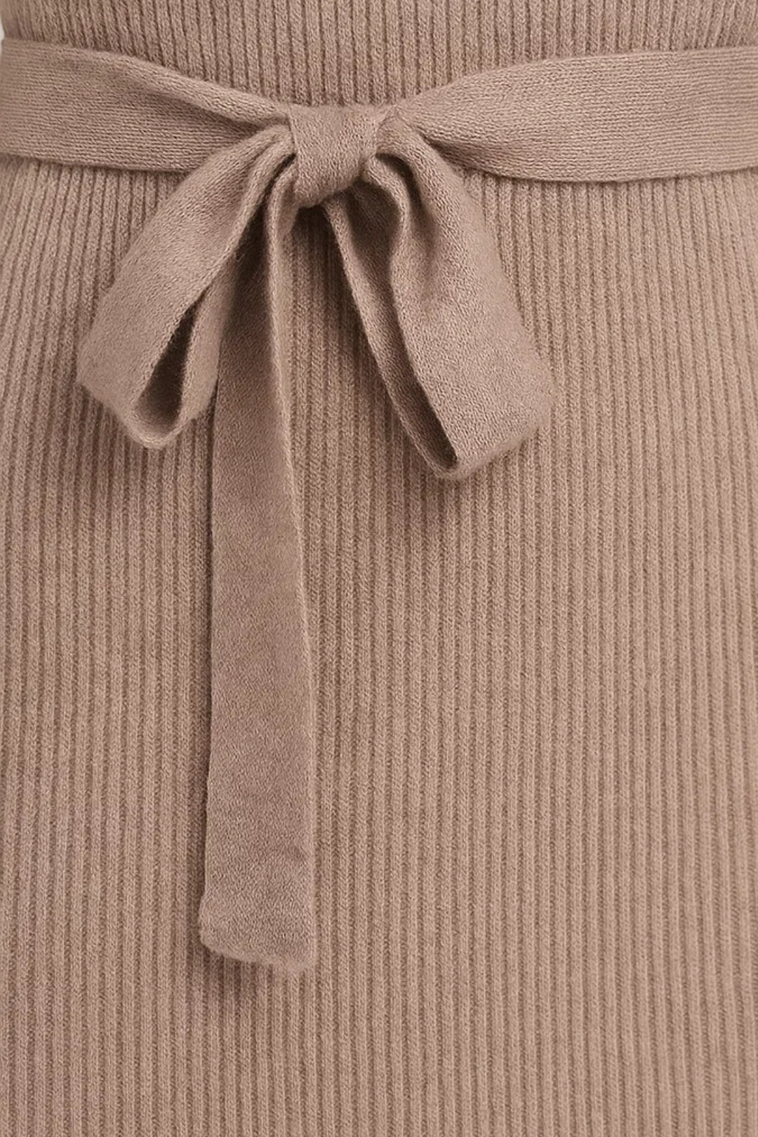 Elegantes Strickkleid mit Bindegürtel – Winterliche Farbblock-Optik