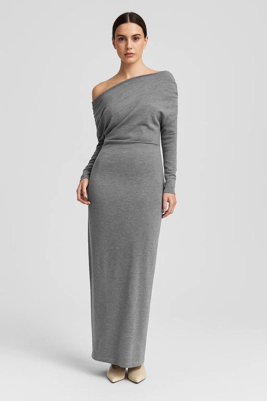 Elegantes Strickkleid | Asymmetrischer Ausschnitt & Langarm | Weich und Figurnah