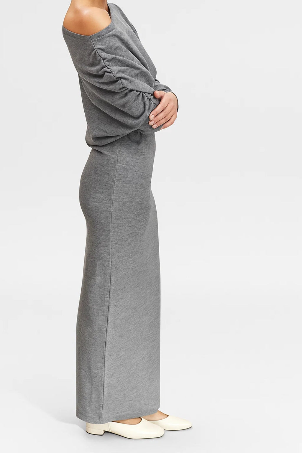 Elegantes Strickkleid | Asymmetrischer Ausschnitt & Langarm | Weich und Figurnah