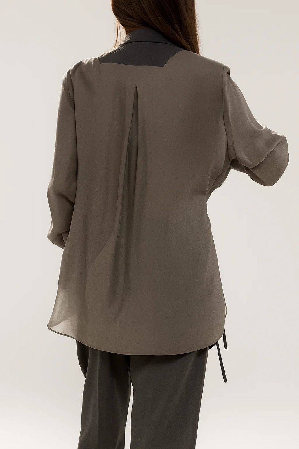 Moderne Wickelweste & Weite Hose – Mühelos elegante Kombination