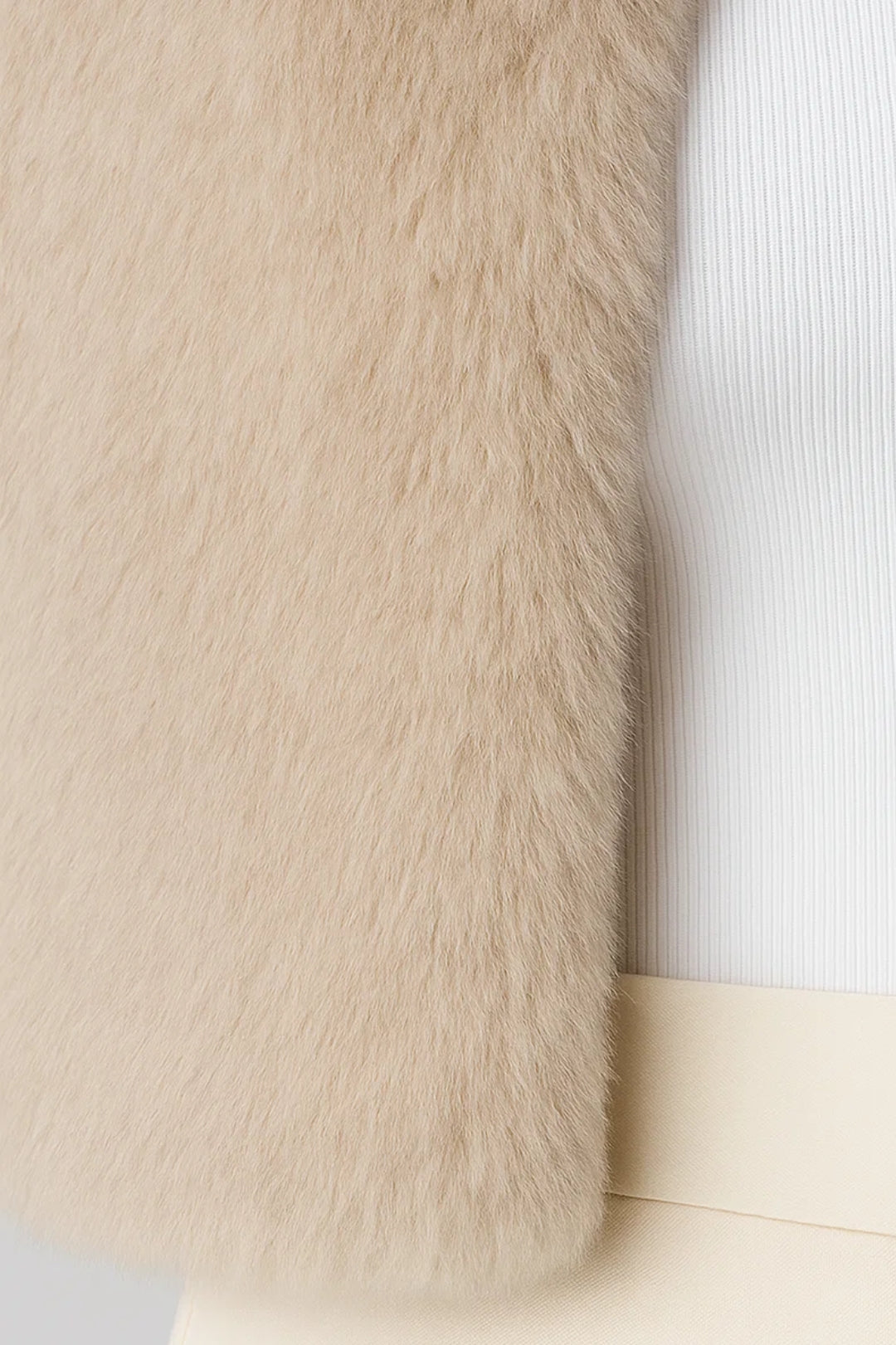 Gemütliche Herbstjacke aus Kunstfell | Stylisch in Schwarz & Beige