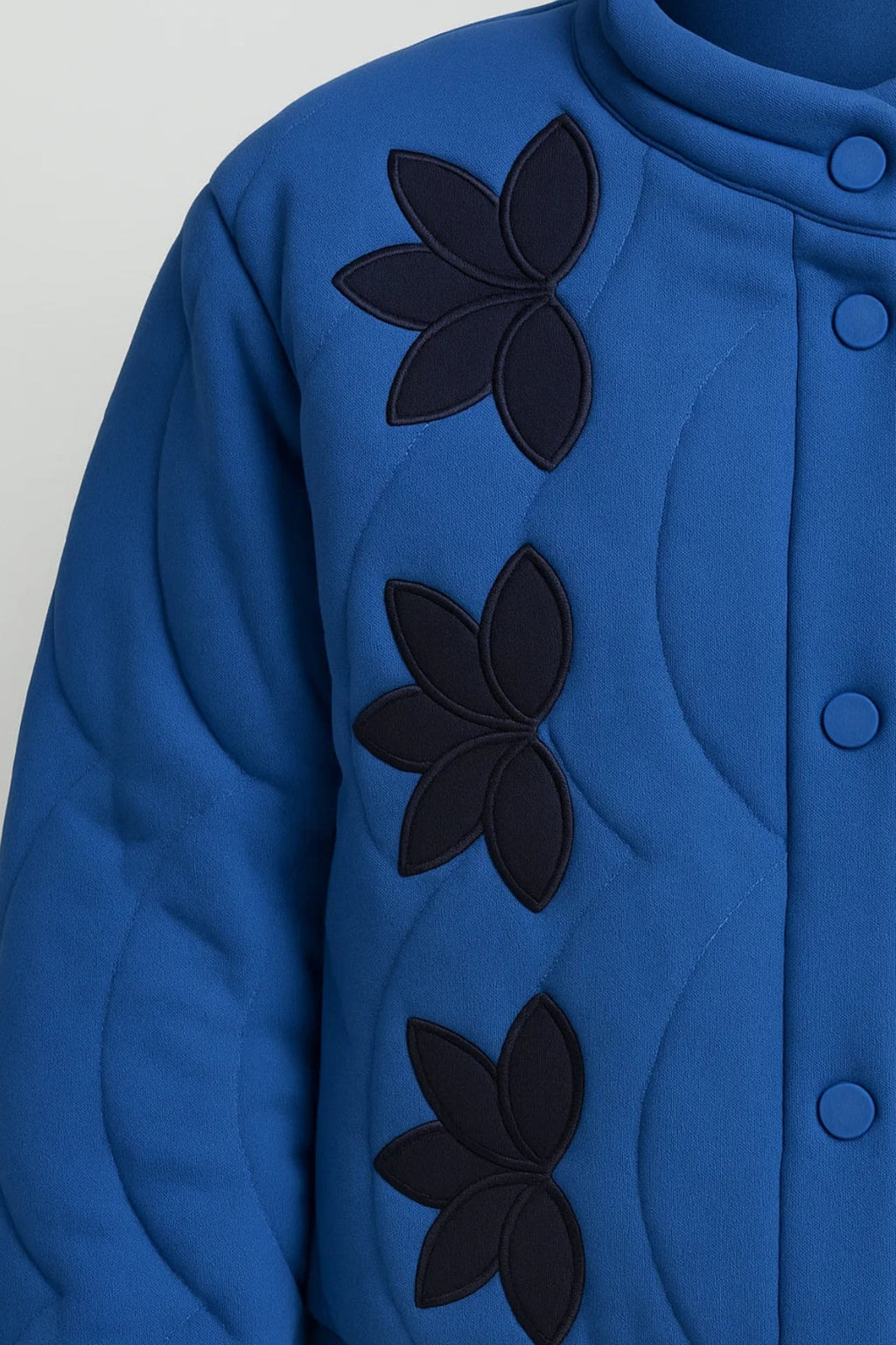 Verspielte Steppjacke mit Blumenmuster – Gemütlicher Rundhalsausschnitt