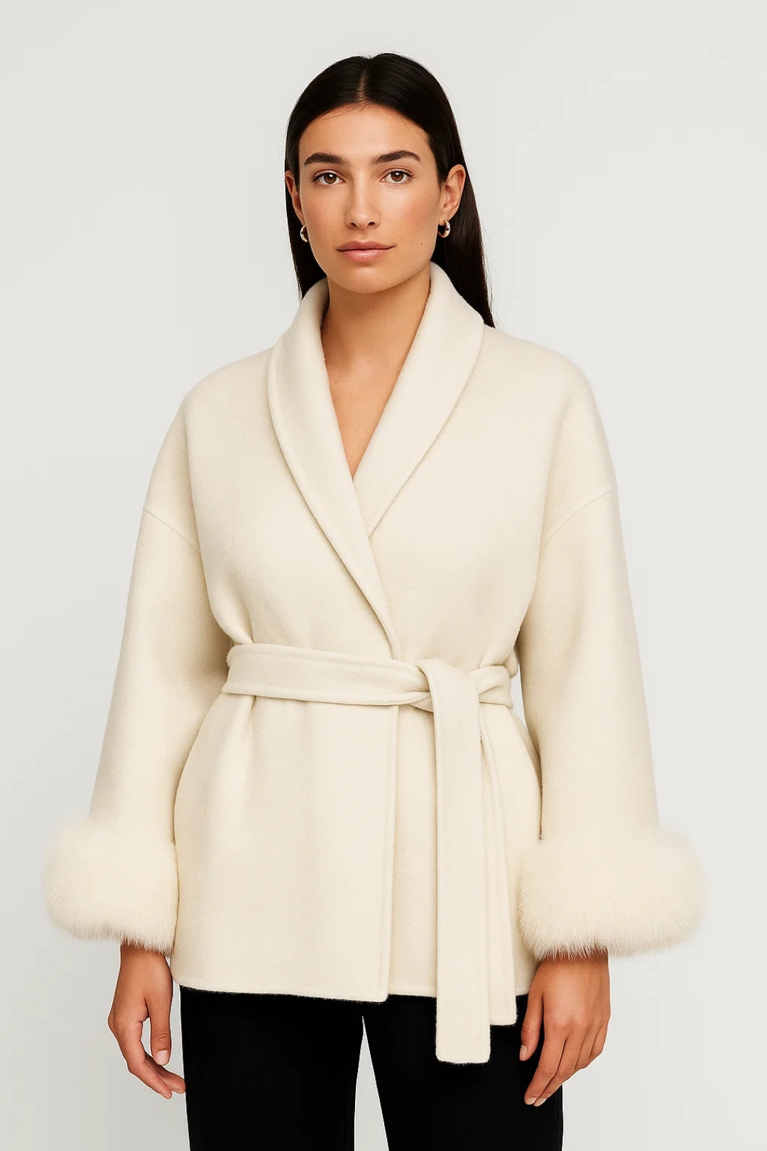 Elegante Wickeljacke mit Bindegürtel – Gemütlicher Kunstfellbesatz