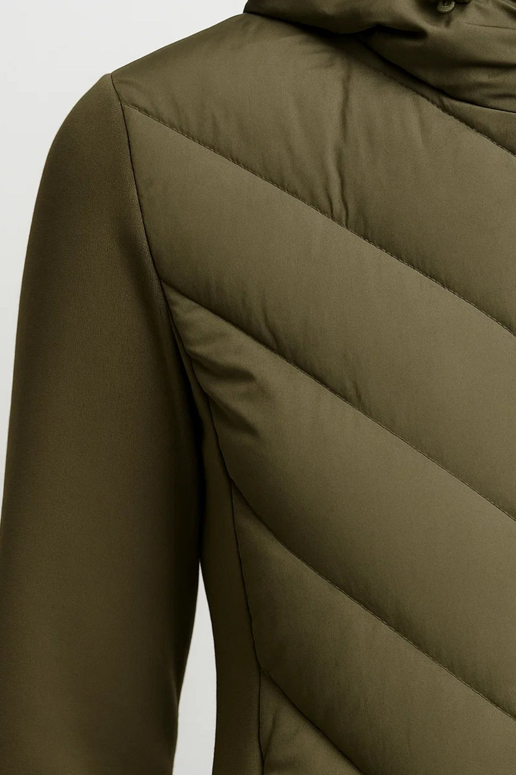 Sportliche Leichtsteppjacke mit Kapuze – Taillierter Schnitt für mühelosen Stil