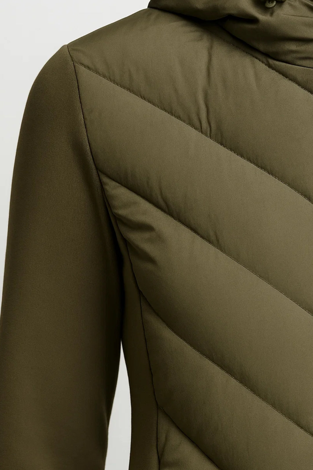 Sportliche Leichtsteppjacke mit Kapuze – Taillierter Schnitt für mühelosen Stil