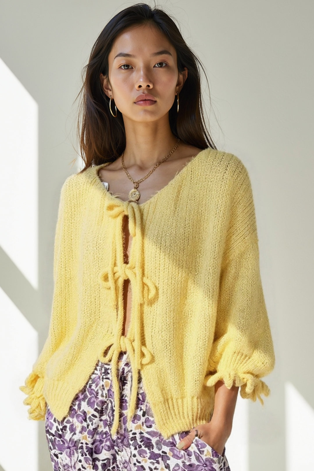 Verspielte Strickjacke mit Schleifen – Weich & Gemütlich für den Übergang