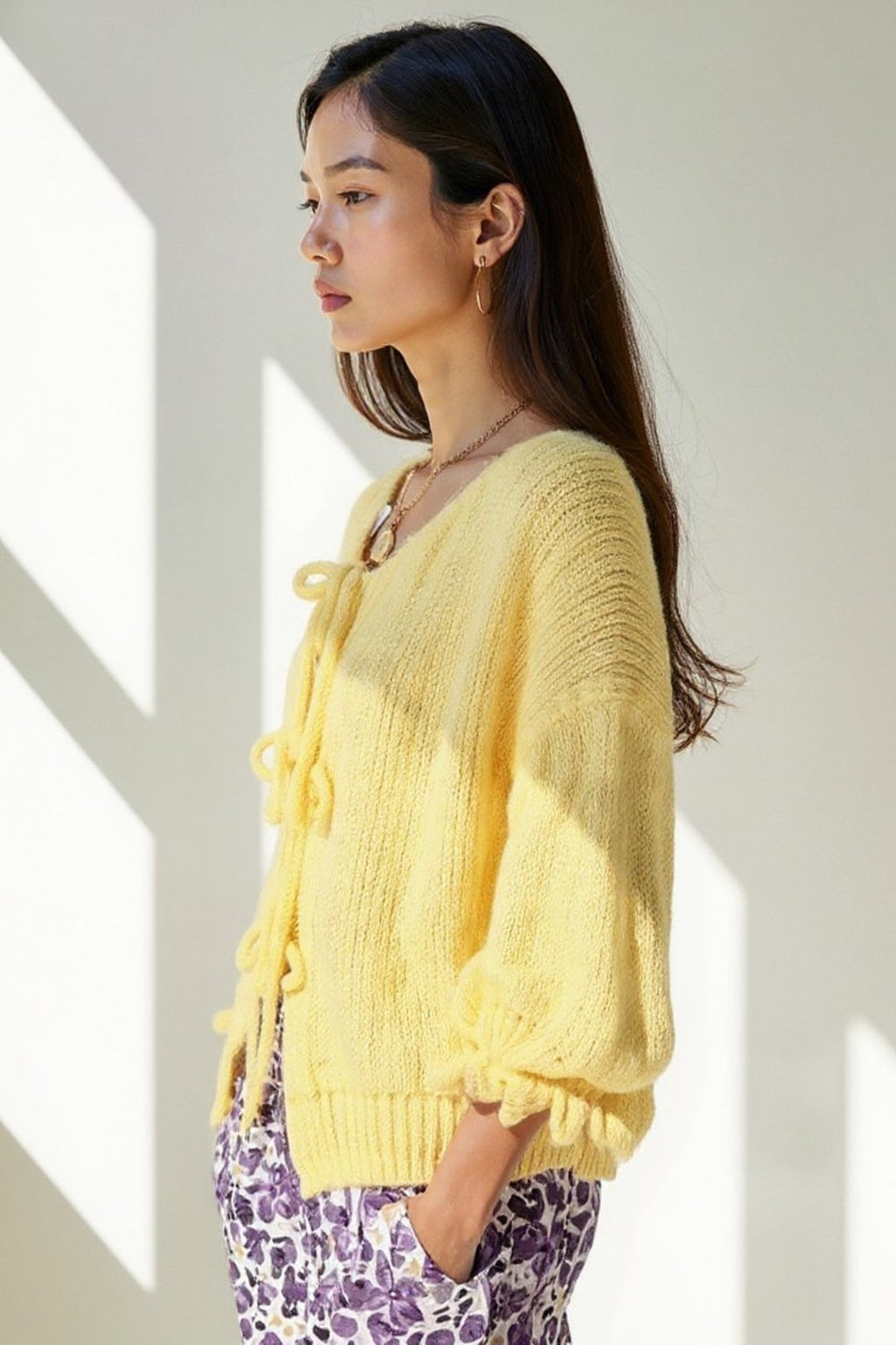 Verspielte Strickjacke mit Schleifen – Weich & Gemütlich für den Übergang